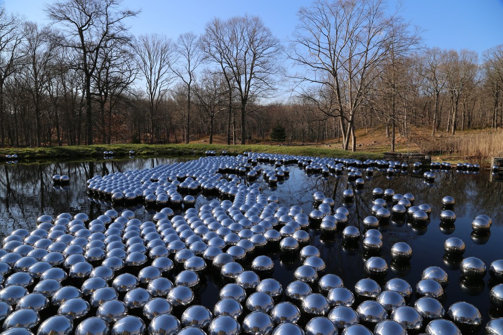 Installation view of "Yayoi Kusama: Narcissus Garden" at Glass House, New Canaan (2016). Photo credit ©KUSAMA Studio Installation view of "Yayoi Kusama: Narcissus Garden" at Glass House, New Canaan (2016). Photo credit ©KUSAMA Studio