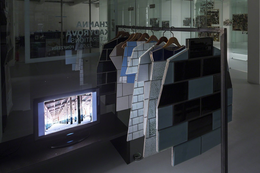 Zhanna Kadyrova, Second Hand, 2015
10 pieces, Tiles form the Soviet era, wood
dimensions variable, video 20 min
courtesy by the artist and GALLERIA CONTINUA, San Gimignano/Beijing/Les Moulins/Habana,
photo: Christian Vorhofer Zhanna Kadyrova, Second Hand, 2015
10 pieces, Tiles form the Soviet era, wood
dimensions variable, video 20 min
courtesy by the artist and GALLERIA CONTINUA, San Gimignano/Beijing/Les Moulins/Habana,
photo: Christian Vorhofer