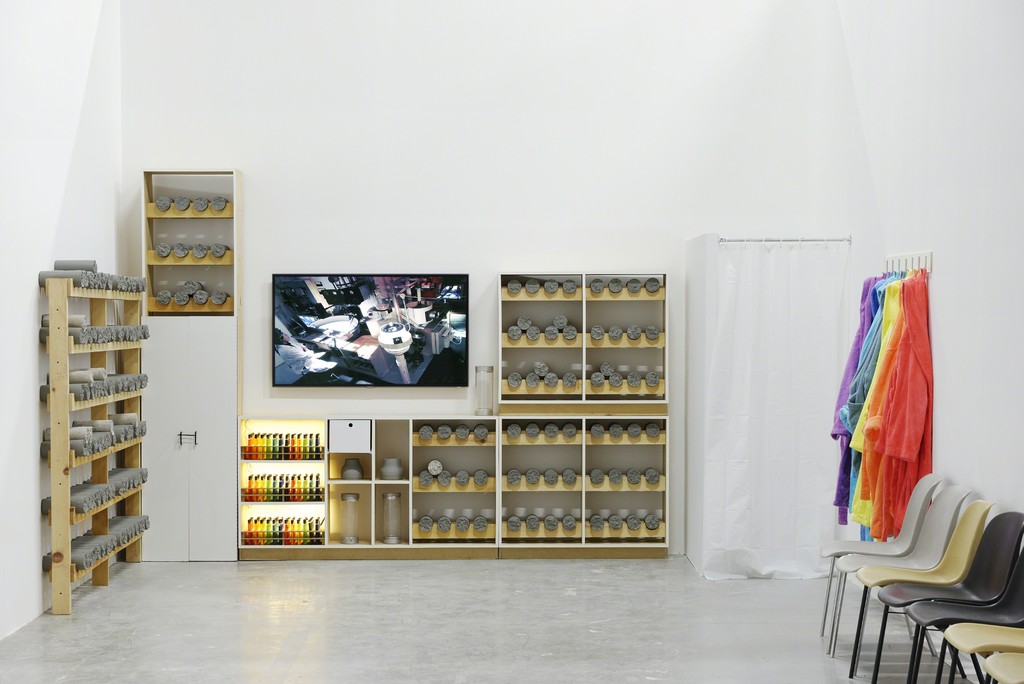 Exhibition view of Mika Rottenberg, Palais de Tokyo (23.06 – 11.09.2016). Photo : Aurélien Mole
Exhibition view of Mika Rottenberg, Palais de Tokyo (23.06 – 11.09.2016). Photo : Aurélien Mole