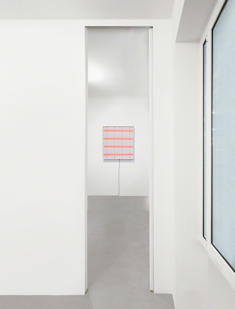 4 néons 0° - 4 néons 90° avec 2 rythmes interférents, 1972 / Acrilico su tavola e neon rosso, 80x80 cm /
Partial view of the exhibition / A arte Invernizzi, Milano /
Courtesy A arte Invernizzi, Milano / Foto Bruno Bani, Milano 4 néons 0° - 4 néons 90° avec 2 rythmes interférents, 1972 / Acrilico su tavola e neon rosso, 80x80 cm /
Partial view of the exhibition / A arte Invernizzi, Milano /
Courtesy A arte Invernizzi, Milano / Foto Bruno Bani, Milano