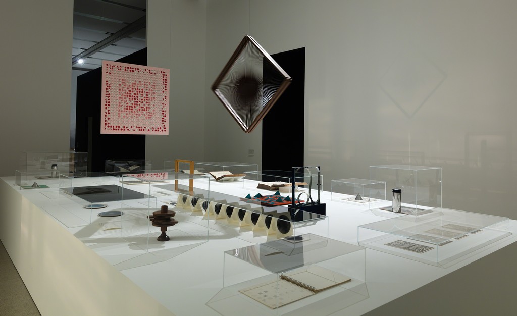 Ausstellungsansicht / Exhibition view
Vertigo. Op Art und eine Geschichte des Schwindels 1520–1970 / Op Art and a History of Deception 1520–1970, mumok Museum moderner Kunst Stiftung Ludwig Wien, 25.5.–26.10.2019
Hängend / Hanging: Paul Talman, TULPE Kugelbild K625 Rot-Weiß-Rosa, 1962; Alberto Biasi, Oggetto ottico-dinamico, 1961
Photo: Markus Wörgötter
© mumok/ Privatsammlung, Bad Homburg Ausstellungsansicht / Exhibition view
Vertigo. Op Art und eine Geschichte des Schwindels 1520–1970 / Op Art and a History of Deception 1520–1970, mumok Museum moderner Kunst Stiftung Ludwig Wien, 25.5.–26.10.2019
Hängend / Hanging: Paul Talman, TULPE Kugelbild K625 Rot-Weiß-Rosa, 1962; Alberto Biasi, Oggetto ottico-dinamico, 1961
Photo: Markus Wörgötter
© mumok/ Privatsammlung, Bad Homburg