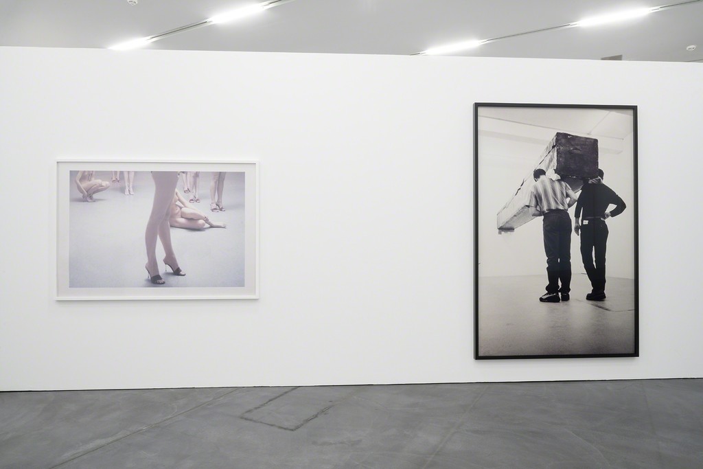 Vanessa Beecroft, VB35 Performance, 1998, Vibracolor-Print, 122.5 x 176 cm, Sammlung Fotomuseum
Winterthur
Santiago Sierra, Object measuring 600 x 57 x 52 cm constructed to be held horizontally to a wall,
2001, B/w photograph, 234 x 155 cm, Courtesy of the artist and Galerie Peter Kilchmann, Zurich
Exhibition view Migros Museum für Gegenwartskunst, photo: Lorenzo Pusterla Vanessa Beecroft, VB35 Performance, 1998, Vibracolor-Print, 122.5 x 176 cm, Sammlung Fotomuseum
Winterthur
Santiago Sierra, Object measuring 600 x 57 x 52 cm constructed to be held horizontally to a wall,
2001, B/w photograph, 234 x 155 cm, Courtesy of the artist and Galerie Peter Kilchmann, Zurich
Exhibition view Migros Museum für Gegenwartskunst, photo: Lorenzo Pusterla