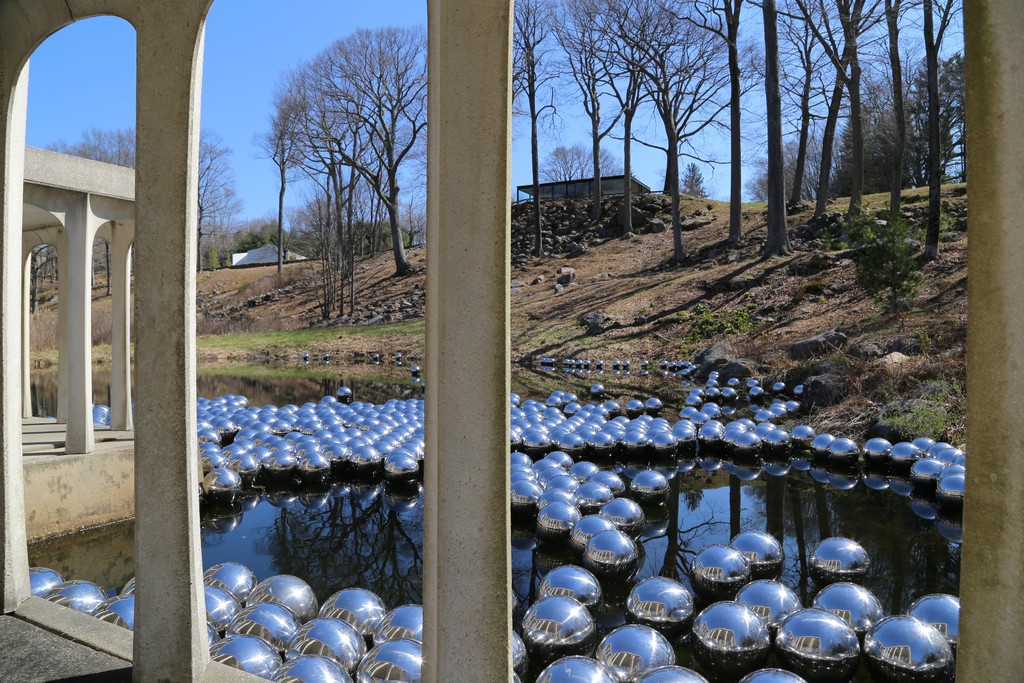 Installation view of "Yayoi Kusama: Narcissus Garden" at Glass House, New Canaan (2016). Photo credit ©KUSAMA Studio Installation view of "Yayoi Kusama: Narcissus Garden" at Glass House, New Canaan (2016). Photo credit ©KUSAMA Studio