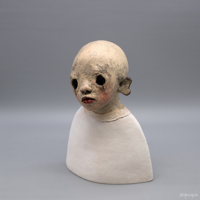 Nathalie Gauglin, ‘N° 455 Petite cape et fourrure blanche’, 2021, Sculpture, Ceramics, GALLERI RAMFJORD