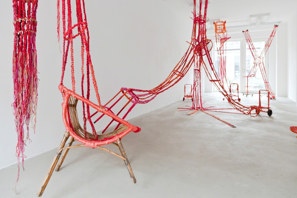 Maddy Arkesteyn, makramee sculptures, installation, 2010-2012, exhibition view | image: ©dasesszimmer Maddy Arkesteyn, makramee sculptures, installation, 2010-2012, exhibition view | image: ©dasesszimmer