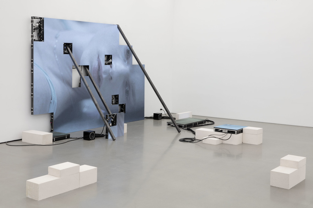 Jesper Just: Corporealités (installation image), 2020. Photo Courtesy of the artist and Perrotin. Jesper Just: Corporealités (installation image), 2020. Photo Courtesy of the artist and Perrotin.