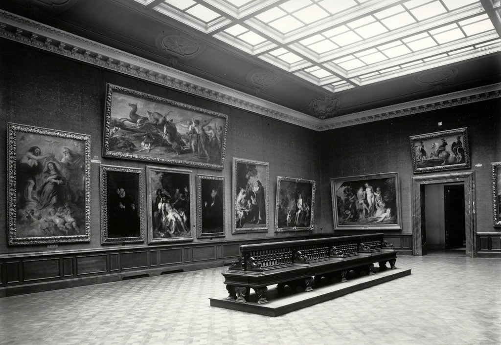 Rubenssaal im Kaiser-Friedrich-Museum (now the space 252 of the Bode Museum) in 1926, with works by Peter Paul Rubens and Anthony van Dyck. Except for two portraits by Van Dyck, many paintings shown were burned in the Flakbunker Friedrichshain. © Staatliche Museen zu Berlin, Skulpturensammlung und Museum für Byzantinische Kunst / Zentralarchiv SMB Rubenssaal im Kaiser-Friedrich-Museum (now the space 252 of the Bode Museum) in 1926, with works by Peter Paul Rubens and Anthony van Dyck. Except for two portraits by Van Dyck, many paintings shown were burned in the Flakbunker Friedrichshain. © Staatliche Museen zu Berlin, Skulpturensammlung und Museum für Byzantinische Kunst / Zentralarchiv SMB