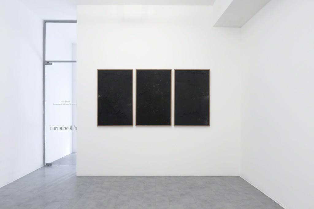 TRITTICO DI ANDROMEDA, GEOGRAFIA TEMPORALE, 2016
Ceneri di immagini bruciate; 3 elementi, 115x72,5 cm
Ashes of burned images; 3 elements, 45,3x28,6 inches TRITTICO DI ANDROMEDA, GEOGRAFIA TEMPORALE, 2016
Ceneri di immagini bruciate; 3 elementi, 115x72,5 cm
Ashes of burned images; 3 elements, 45,3x28,6 inches