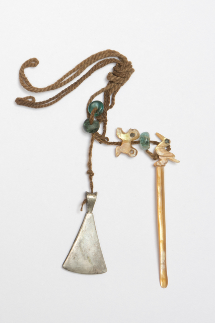 ‘Pince, bâtonnet à chaux et perles (Tongs, rod of slaked lime and pearls)’, 1450-1532, Musée du quai Branly