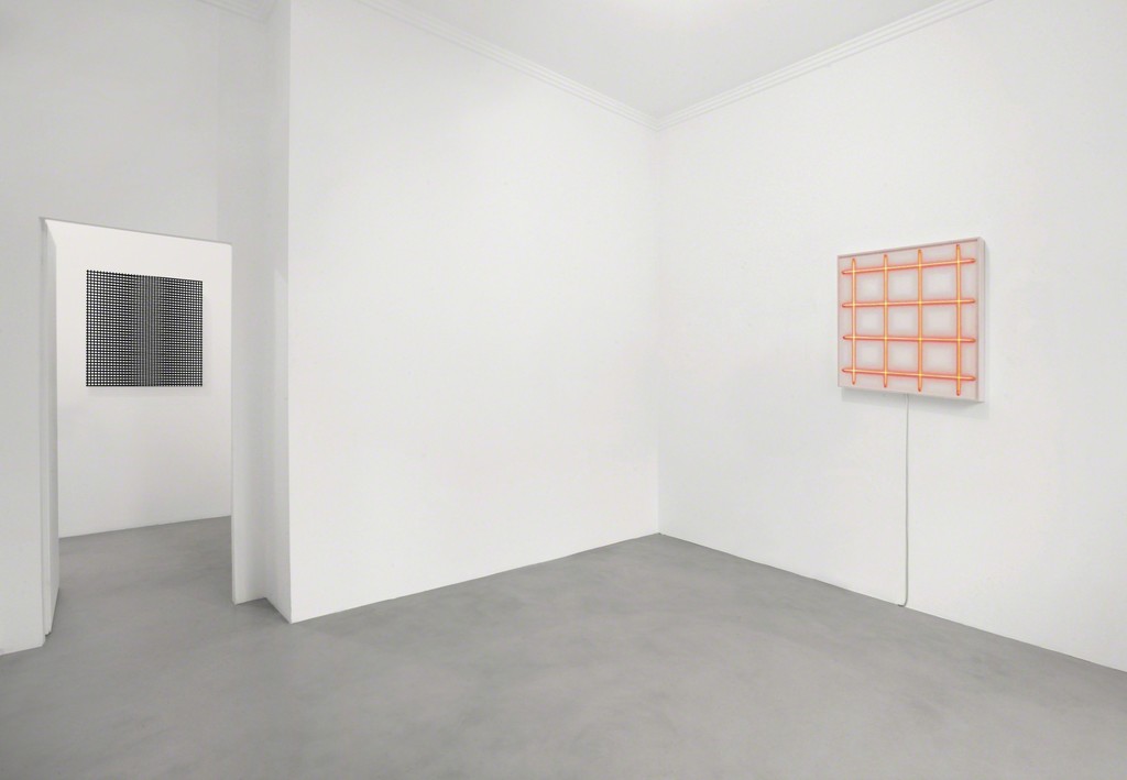 (from left to right) 3 trames 90°-179°-181°, 1971 / Serigrafia su tavola, 80x80 cm / 4 néons 0° - 4 néons 90° avec 2 rythmes interférents, 1972 / Acrilico su tavola e neon rosso, 80x80 cm / Partial view of the exhibition / A arte Invernizzi, Milano / Courtesy A arte Invernizzi, Milano / Foto Bruno Bani, Milano (from left to right) 3 trames 90°-179°-181°, 1971 / Serigrafia su tavola, 80x80 cm / 4 néons 0° - 4 néons 90° avec 2 rythmes interférents, 1972 / Acrilico su tavola e neon rosso, 80x80 cm / Partial view of the exhibition / A arte Invernizzi, Milano / Courtesy A arte Invernizzi, Milano / Foto Bruno Bani, Milano