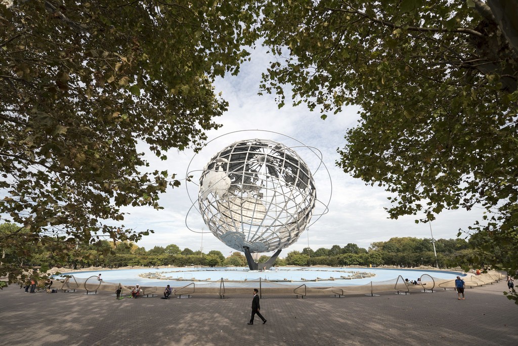 Ai Weiwei
Circle Fence, 2017 Powder coated mild steel, polypropylene netting Courtesy of the artist Photo: Timothy Schenck, Courtesy Public Art Fund, NY On view as part of the citywide exhibition Good Fences Make Good Neighbors, presented by Public Art Fund October 12, 2017-February 11, 2018 Ai Weiwei
Circle Fence, 2017 Powder coated mild steel, polypropylene netting Courtesy of the artist Photo: Timothy Schenck, Courtesy Public Art Fund, NY On view as part of the citywide exhibition Good Fences Make Good Neighbors, presented by Public Art Fund October 12, 2017-February 11, 2018