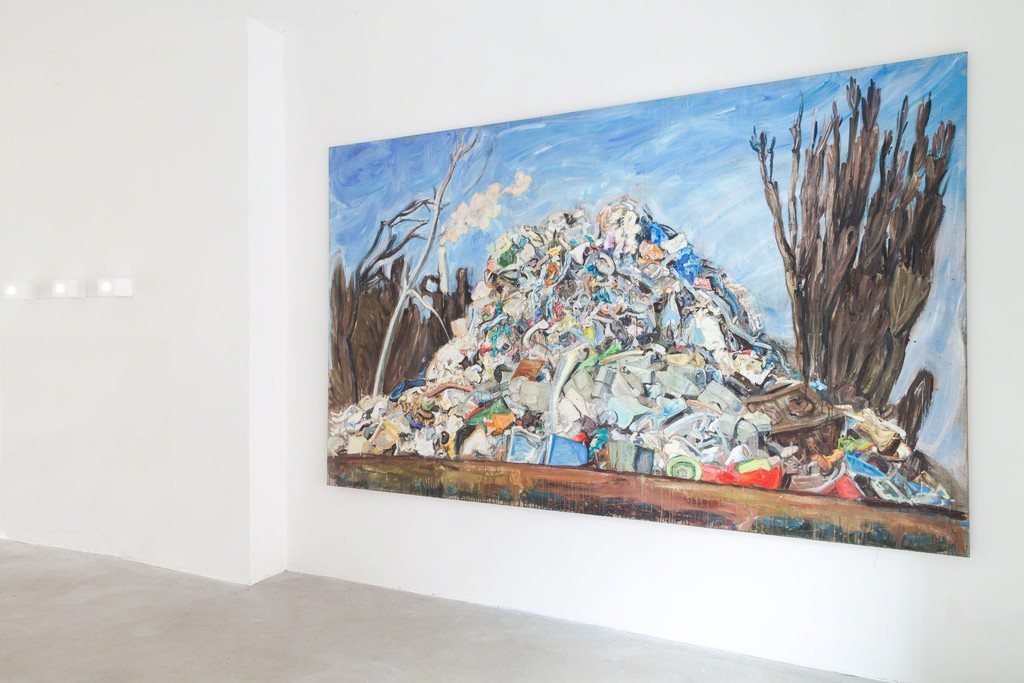 Katarzyna Badach, exhibition view, "Monte Schrott", 2015, 175 x 280 cm, oil on canvas | image: ©dasesszimmer Katarzyna Badach, exhibition view, "Monte Schrott", 2015, 175 x 280 cm, oil on canvas | image: ©dasesszimmer