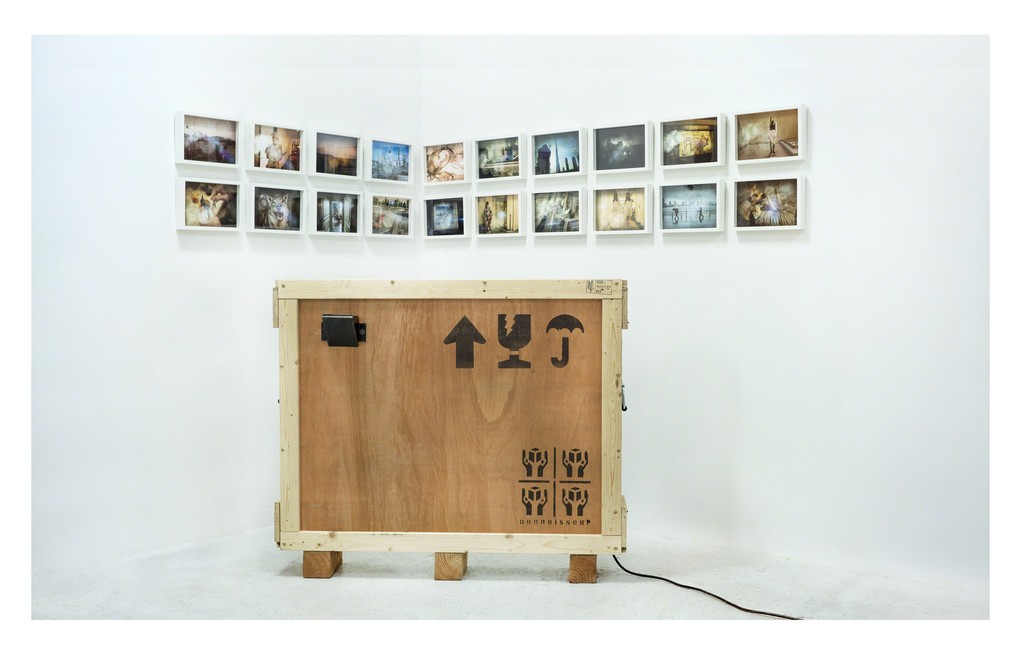 ADOLFO DORING
THIS WAY UP
2015
Shipping Crate, Video Projector, and Sound + set of 20 color photographs framed in white edition 1 of 2 ADOLFO DORING
THIS WAY UP
2015
Shipping Crate, Video Projector, and Sound + set of 20 color photographs framed in white edition 1 of 2