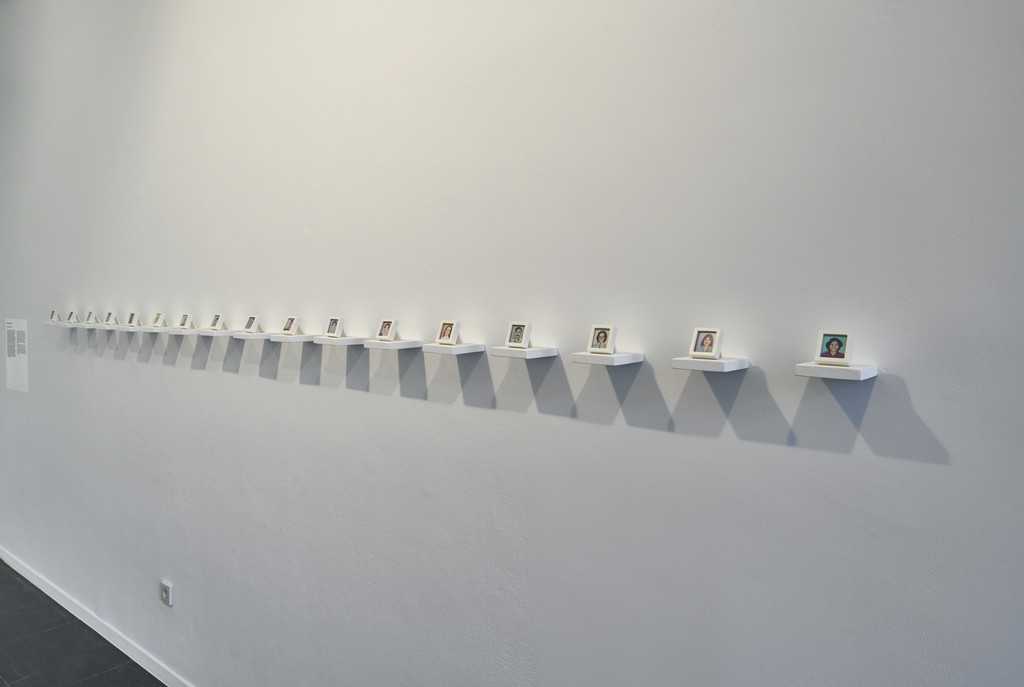 Sushant Chhabria, In Loving Memory Of, 2015, Installation view Frankfurter Kunstverein, 2018, Photo: N. Miguletz, © Frankfurter Kunstverein, Courtesy of the artist Sushant Chhabria, In Loving Memory Of, 2015, Installation view Frankfurter Kunstverein, 2018, Photo: N. Miguletz, © Frankfurter Kunstverein, Courtesy of the artist
