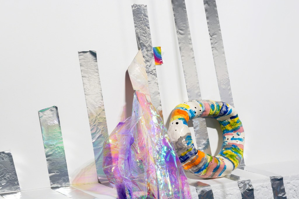 A detail of one of the arrangements of ceramic sculpture and found materials in THE MARSHMALLOW METHOD. A detail of one of the arrangements of ceramic sculpture and found materials in THE MARSHMALLOW METHOD.