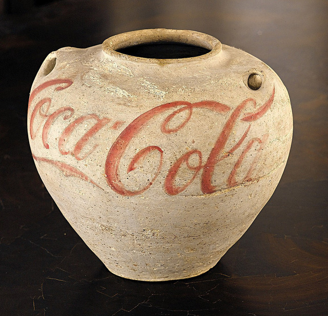Han dönemine ait, CocaCola logolu vazo.