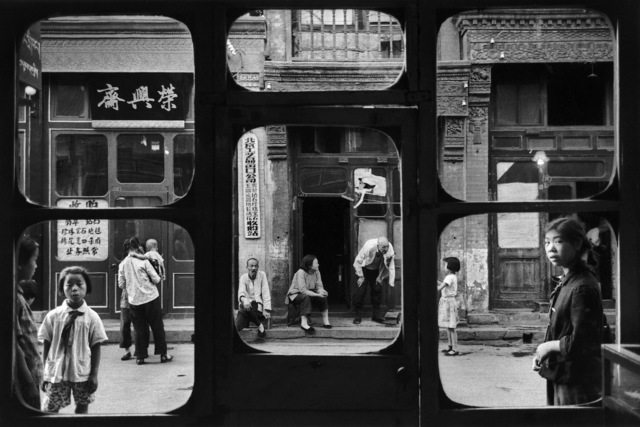 Marc Riboud, ‘La fenêtre des antiquaires, Pékin, 1965 ’, 1965, Photography, Silver Gelatin Print, Galerie Arcturus