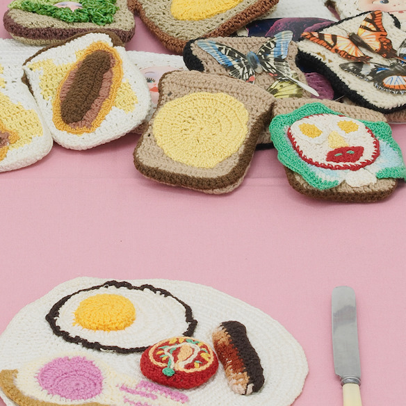 Su Richardson, Burnt Breakfast installation at Home Strike, l'étrangère
Su Richardson, Burnt Breakfast installation at Home Strike, l'étrangère
