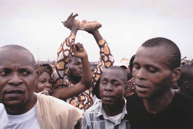 Guy Tillim, ‘Supporters of Jean-Pierre Bemba mock President Kabila, calling him an egg seller (in reference to Kabila's statement that he could not take part in early election debates because he was balancing the delicate affairs of state on his head, as an egg seller’, 2006, San Francisco Museum of Modern Art (SFMOMA)