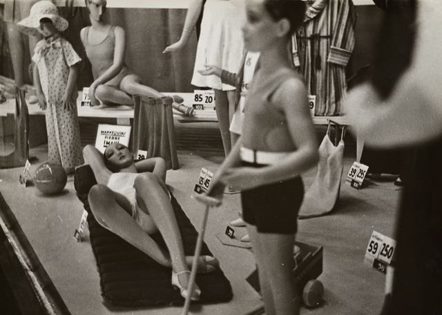 Germaine Krull, ‘Mannequins dans une vitrine (Mannequins in a shop window)’, 1930, Jeu de Paume