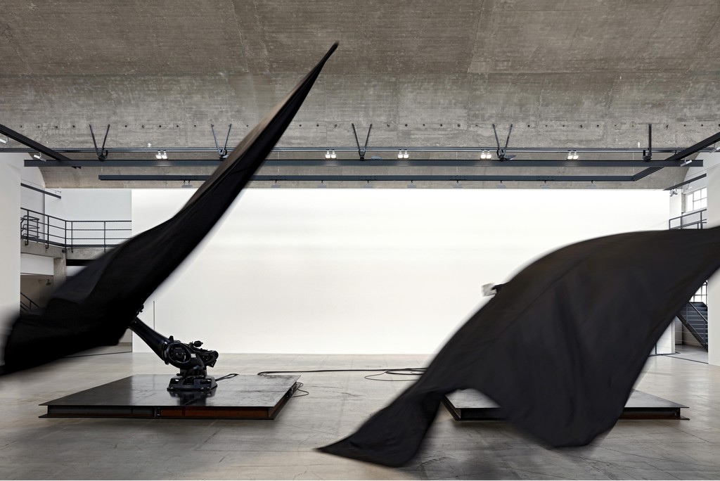 Black Flags, 2014
Readymade industrial robots,
nylon flags, carbon fiber flagpoles,
steel plates
Variable Dimensions
© William Forsythe. Photo by Thomas Lannes. Courtesy
Gagosian. Black Flags, 2014
Readymade industrial robots,
nylon flags, carbon fiber flagpoles,
steel plates
Variable Dimensions
© William Forsythe. Photo by Thomas Lannes. Courtesy
Gagosian.