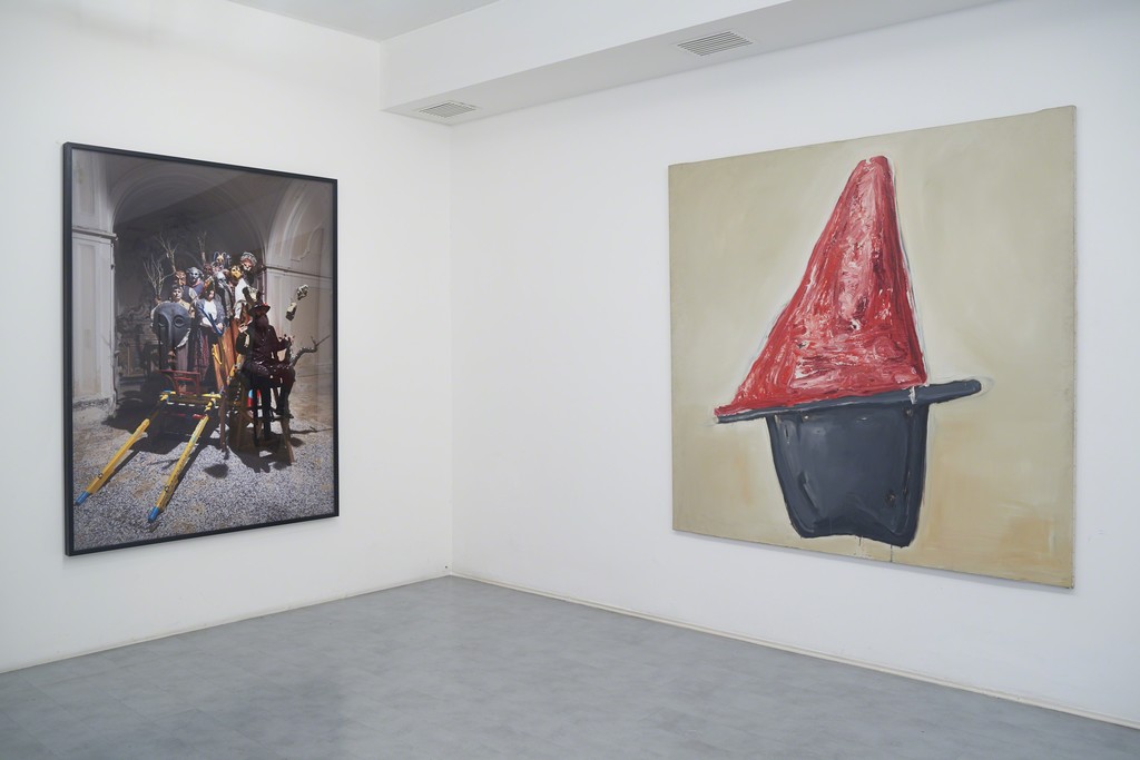 Luigi Presicce
Santo Stefano, i coriandoli, le pietre, 2015
Performance per uno spettatore alla volta accompagnato -
Chiesa di Santo Stefano Piccolo – Putignano (BA)
Fotografia: Dario Lasagni
Piero Manai
Senza titolo , 1987
Olio su tela cm 200x200
Luigi Presicce
Santo Stefano, i coriandoli, le pietre, 2015
Performance per uno spettatore alla volta accompagnato -
Chiesa di Santo Stefano Piccolo – Putignano (BA)
Fotografia: Dario Lasagni
Piero Manai
Senza titolo , 1987
Olio su tela cm 200x200