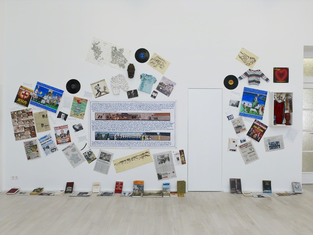 Georges Adéagbo „Les artistes et l‘écriture“..!, 2014, Mixed Media, wall 1: 320 (h) x 430 (w) x 22 (d) cm, wall 2: 310 (h) x 610 (w) x 19 (d) cm, wall 3: 290 (h) x 440 (w) x 22 (d) cm, floor: 285 x 140 x 64 cm, Installation view of „Les artistes et l‘écriture“..! at Gallery Wien Lukatsch, Berlin 2014, Courtesy: Gallery Wien Lukatsch, Berlin, Photos: Nick Ash
Georges Adéagbo „Les artistes et l‘écriture“..!, 2014, Mixed Media, wall 1: 320 (h) x 430 (w) x 22 (d) cm, wall 2: 310 (h) x 610 (w) x 19 (d) cm, wall 3: 290 (h) x 440 (w) x 22 (d) cm, floor: 285 x 140 x 64 cm, Installation view of „Les artistes et l‘écriture“..! at Gallery Wien Lukatsch, Berlin 2014, Courtesy: Gallery Wien Lukatsch, Berlin, Photos: Nick Ash
