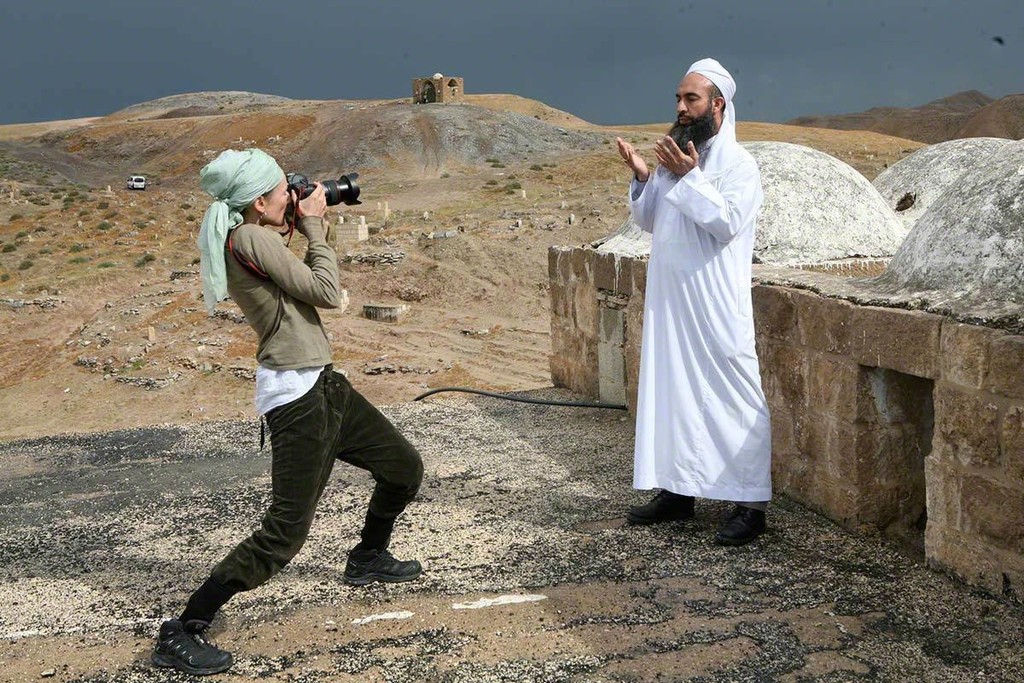 Isabel Rocamora rehearsal for Faith with Ramadán Tahai. Pictures by Ahmad Siam, 2015. Courtesy of the artist and Galeria SENDA. Isabel Rocamora rehearsal for Faith with Ramadán Tahai. Pictures by Ahmad Siam, 2015. Courtesy of the artist and Galeria SENDA.