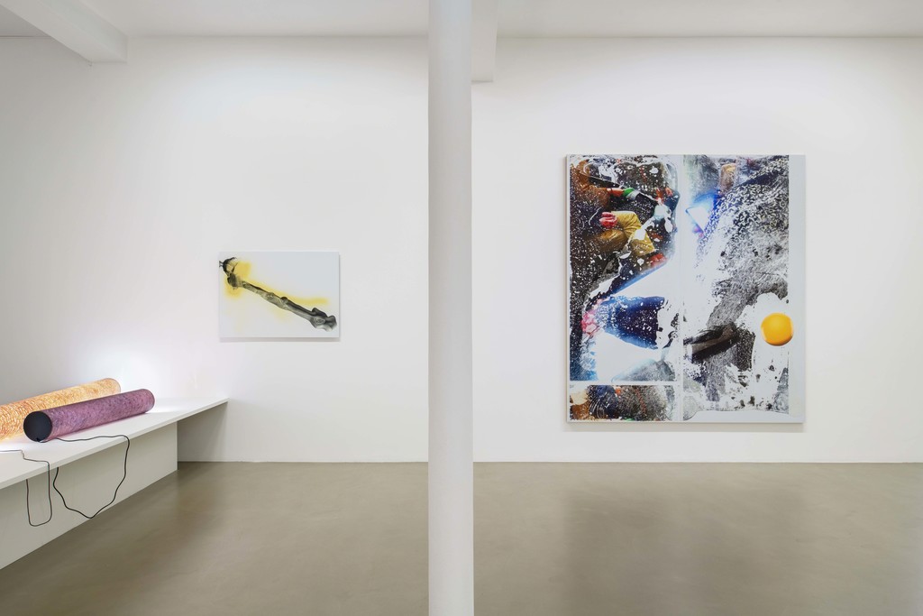 Seth Price, Self As Tube, Galerie Chantal Crousel, Paris (2019). Courtesy of the artist and Galerie Chantal Crousel, Paris. Photo: Martin Argyroglo Seth Price, Self As Tube, Galerie Chantal Crousel, Paris (2019). Courtesy of the artist and Galerie Chantal Crousel, Paris. Photo: Martin Argyroglo