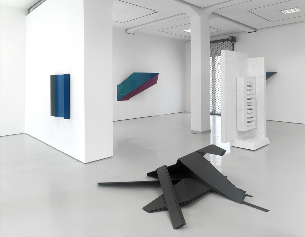 Installation view, "Broken Spaces," KAI 10 | Arthena Foundation 2015 Charlotte Posenenske, Harald Klingelhöller, Benjamin Houlihan. Foto: Achim Kukulies, Düsseldorf Installation view, "Broken Spaces," KAI 10 | Arthena Foundation 2015 Charlotte Posenenske, Harald Klingelhöller, Benjamin Houlihan. Foto: Achim Kukulies, Düsseldorf