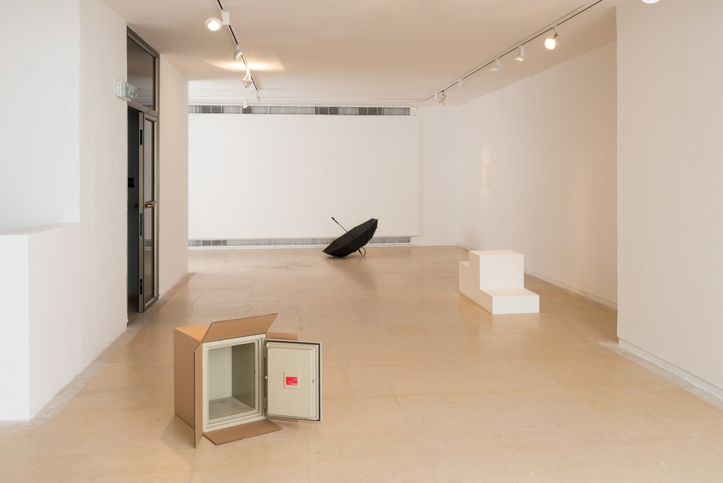 Wilfredo Prieto and Ariel Schlesinger, Hiding Wood in Trees, 2014, CCA. Photo by Youval Hai. Wilfredo Prieto and Ariel Schlesinger, Hiding Wood in Trees, 2014, CCA. Photo by Youval Hai.