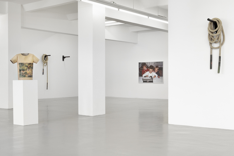 Timo Seber, Exhibition view TWITCH, GAK Gesellschaft für Aktuelle Kunst, 2015, Courtesy SCHMIDT & HANDRUP Köln/Berlin, Photo: Tobias Hübel Timo Seber, Exhibition view TWITCH, GAK Gesellschaft für Aktuelle Kunst, 2015, Courtesy SCHMIDT & HANDRUP Köln/Berlin, Photo: Tobias Hübel