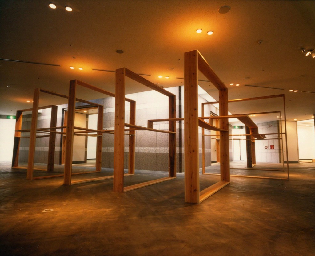SUGA Kishio "Kan-Ku-Ritsu (Circling Void Stands)" 1999, Wood, Yokohama Museum of Art
©Kishio Suga
SUGA Kishio "Kan-Ku-Ritsu (Circling Void Stands)" 1999, Wood, Yokohama Museum of Art
©Kishio Suga