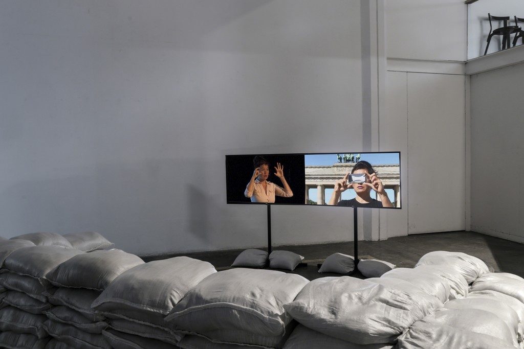 Hito Steyerl, <Is the Museum a Battlefield?>, Two Channel Video, Color, Stereo Sound, 39:53min., 2013 Hito Steyerl, <Is the Museum a Battlefield?>, Two Channel Video, Color, Stereo Sound, 39:53min., 2013