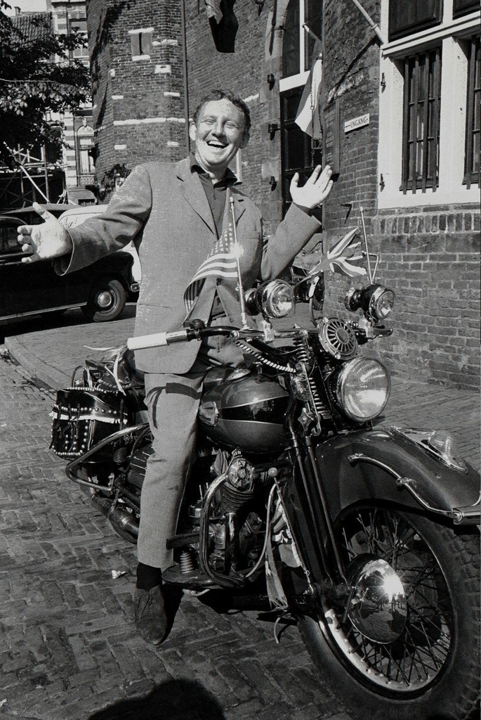 Hugo Claus, Nieuwmarkt, Amsterdam. Nederlands Fotomuseum © Ed van der Elsken Hugo Claus, Nieuwmarkt, Amsterdam. Nederlands Fotomuseum © Ed van der Elsken
