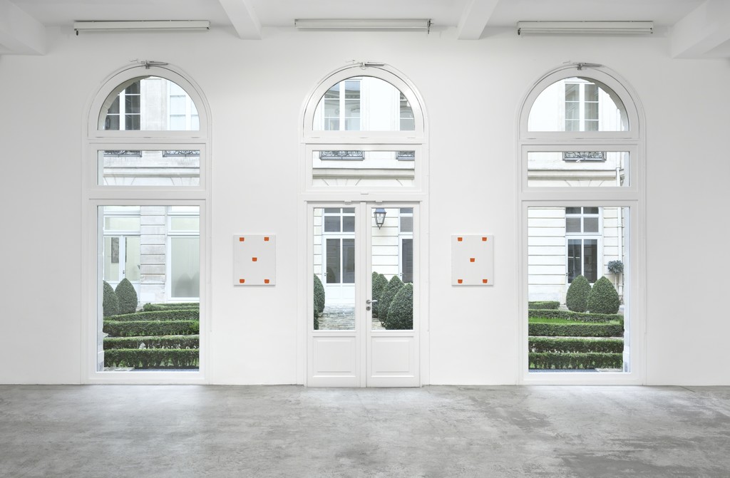 Niele Toroni, En passant; Installation View; Galerie Marian Goodman, Paris; March 5 – April 16, 2016 Niele Toroni, En passant; Installation View; Galerie Marian Goodman, Paris; March 5 – April 16, 2016