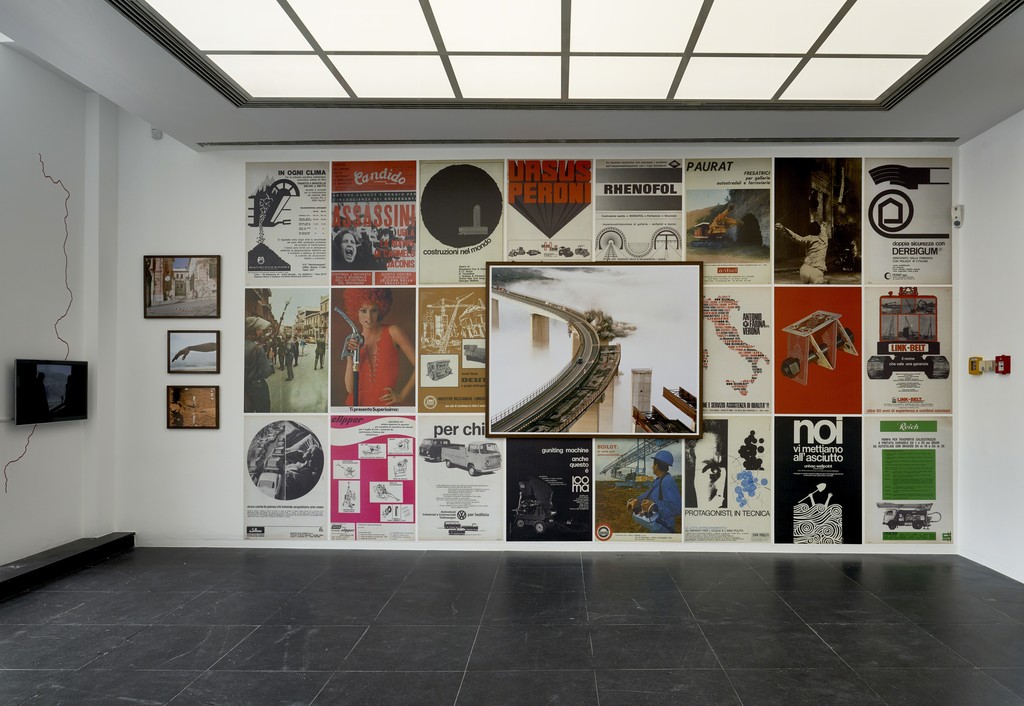 Martin Errichiello & Filippo Menichetti, In Fourth Person, 2015-2017, Installation view Frankfurter Kunstverein, 2018, Photo: N. Miguletz, © Frankfurter Kunstverein, Courtesy of the artists Martin Errichiello & Filippo Menichetti, In Fourth Person, 2015-2017, Installation view Frankfurter Kunstverein, 2018, Photo: N. Miguletz, © Frankfurter Kunstverein, Courtesy of the artists