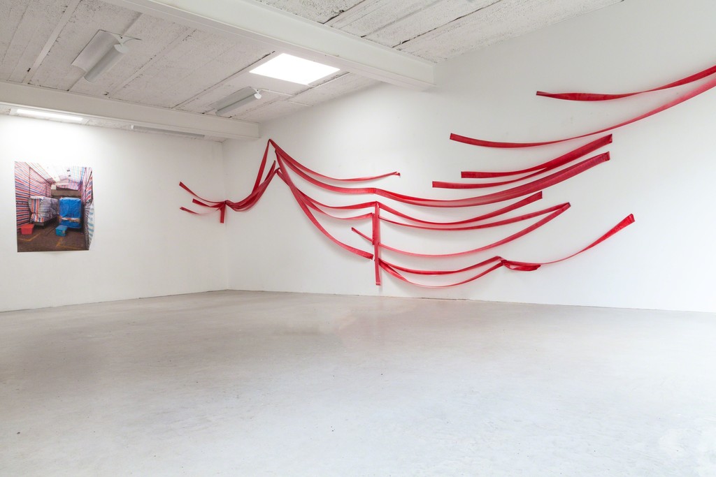 Liliane Freiermuth, "Kowloon Ladies Market", Installation, digitalprint, rubber band, 2014 | image: ©dasesszimmer Liliane Freiermuth, "Kowloon Ladies Market", Installation, digitalprint, rubber band, 2014 | image: ©dasesszimmer