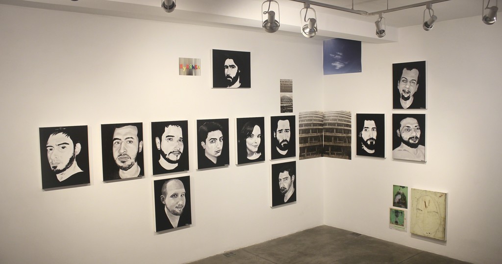 La instalación “Lubyanka, o pintando con el lado derecho del cerebro” incluye los retratos de José Vicente García, Juan Lares, Gregory Sanabria, Joshua Holt, Lorent Saleh, Dayana Santana, Gabriel Valles, Franklin Martínez, Jorge Machado, Renzo Pietro, Vilca Fernández y Génesis Tirado.
Algunas de las fotografías exhibidas forman parte del archivo Proyecto Helicoide, así como fotografías digitales intercambiadas en las conversaciones electrónicas entre Diana López y Ceballos.
La instalación “Lubyanka, o pintando con el lado derecho del cerebro” incluye los retratos de José Vicente García, Juan Lares, Gregory Sanabria, Joshua Holt, Lorent Saleh, Dayana Santana, Gabriel Valles, Franklin Martínez, Jorge Machado, Renzo Pietro, Vilca Fernández y Génesis Tirado.
Algunas de las fotografías exhibidas forman parte del archivo Proyecto Helicoide, así como fotografías digitales intercambiadas en las conversaciones electrónicas entre Diana López y Ceballos.