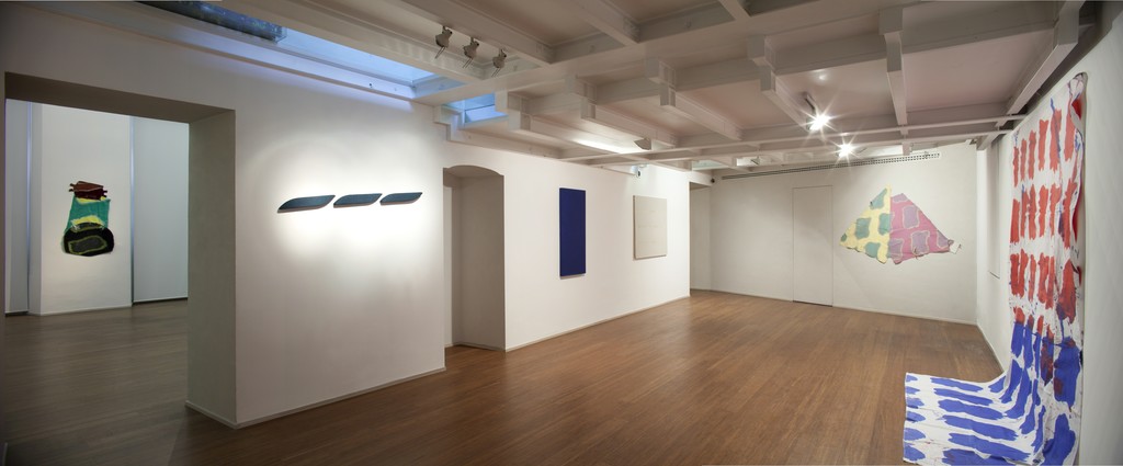 Erbern - Pinelli - Viallat: La pittura in sé - The painting itself – ABC-ARTE Contemporary art Gallery – 2015
Claude Viallat, 003, 2010, 60 x 114 cm - 23 5/8 x 44 7/8 in, acrilico su tessuto
Pino Pinelli, Pittura GR 3 elementi, 1977, 7 x 41 cm - 2 3/4 x 16 1/8 in, tecnica mistaErbern - Pinelli - Viallat: La pittura in sé - The painting itself – ABC-ARTE Contemporary art Gallery – 2015
Claude Viallat, 003, 2010, 60 x 114 cm - 23 5/8 x 44 7/8 in, acrilico su tessuto
www.abc-arte.com Erbern - Pinelli - Viallat: La pittura in sé - The painting itself – ABC-ARTE Contemporary art Gallery – 2015
Claude Viallat, 003, 2010, 60 x 114 cm - 23 5/8 x 44 7/8 in, acrilico su tessuto
Pino Pinelli, Pittura GR 3 elementi, 1977, 7 x 41 cm - 2 3/4 x 16 1/8 in, tecnica mistaErbern - Pinelli - Viallat: La pittura in sé - The painting itself – ABC-ARTE Contemporary art Gallery – 2015
Claude Viallat, 003, 2010, 60 x 114 cm - 23 5/8 x 44 7/8 in, acrilico su tessuto
www.abc-arte.com
