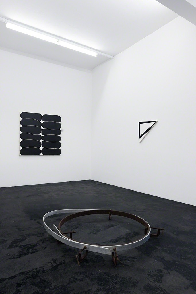 Gary Kuehn »Rational Procedures« | Black Paintings and 1960s Sculpture | Photo: Mischa Scherrer Gary Kuehn »Rational Procedures« | Black Paintings and 1960s Sculpture | Photo: Mischa Scherrer