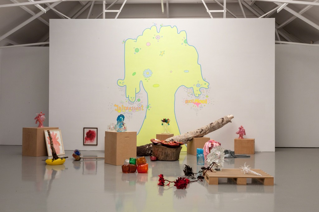 Installation view Maria Roosen & Lily van der Stokker - Best Mooi, 2014 at Galerie Fons Welters. Installation view Maria Roosen & Lily van der Stokker - Best Mooi, 2014 at Galerie Fons Welters.