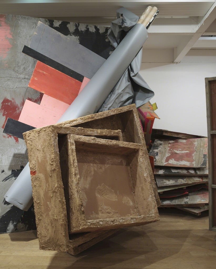 Phyllida Barlow: untitled: boxes,
2015
Installation view: set, The
Fruitmarket Gallery, Edinburgh,
2015
Courtesy the artist and Hauser &
Wirth
Photo: Ruth Clark Phyllida Barlow: untitled: boxes,
2015
Installation view: set, The
Fruitmarket Gallery, Edinburgh,
2015
Courtesy the artist and Hauser &
Wirth
Photo: Ruth Clark