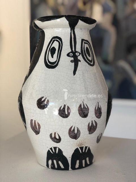 Pablo Picasso, ‘Wood-owl in lines (A.R. 121)’, 1951, Design/Decorative Art, White earthenware clay, decoration in oxides, knife engraved on white enamel, Invertirenarte.es