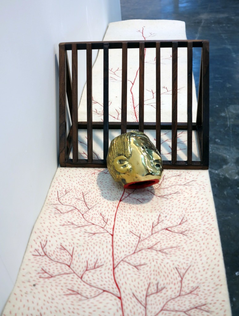 ZNORT A sorte na incapacidade de seguir o fluxo, 2015 Manta de feltro, imbuia, mogno e bronze 20 x 120 x 20 cm ZNORT A sorte na incapacidade de seguir o fluxo, 2015 Manta de feltro, imbuia, mogno e bronze 20 x 120 x 20 cm