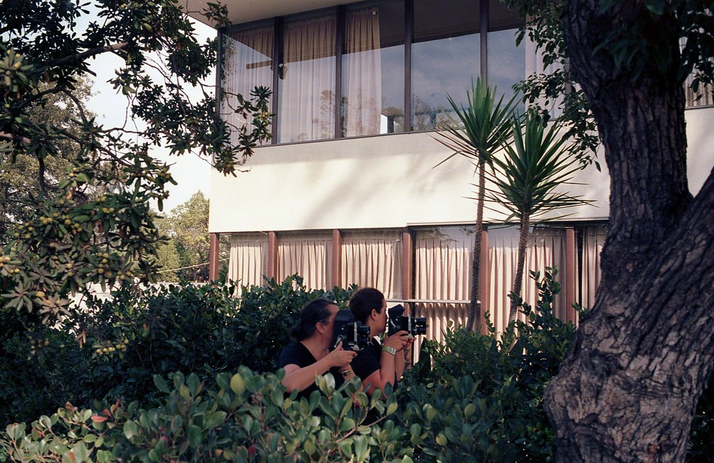 Lake Verea shooting the »VDL House« (1932) by Richard Neutra, Silverlake, California Paparazza Moderna series, 2011–2018 © Lake Verea Lake Verea shooting the »VDL House« (1932) by Richard Neutra, Silverlake, California Paparazza Moderna series, 2011–2018 © Lake Verea