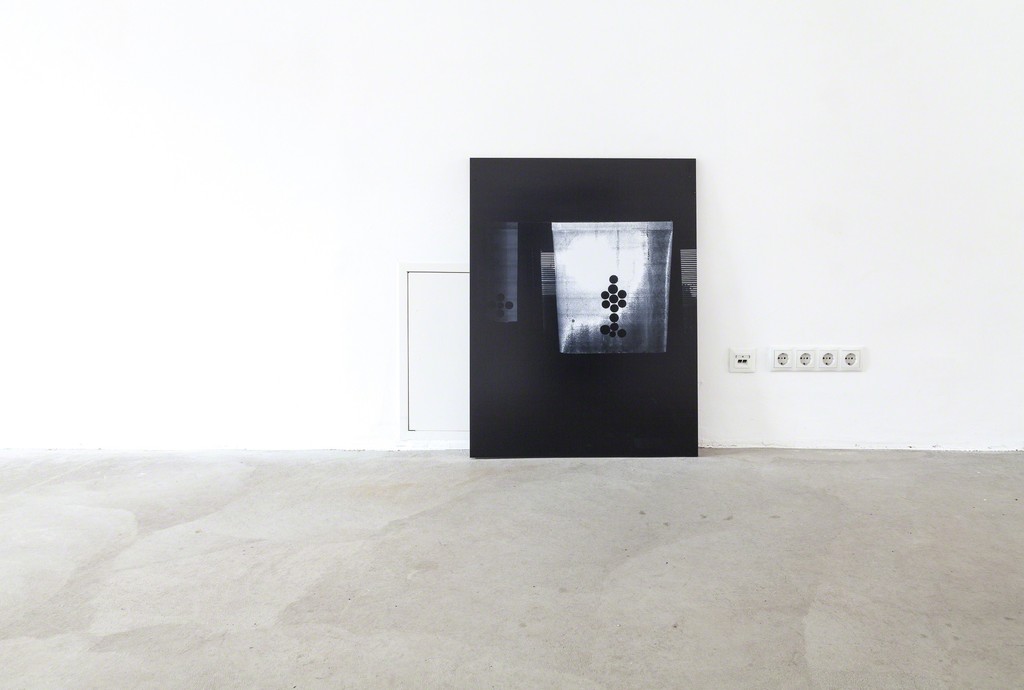 exhibition view Selma Weber: "Nachtschatten", (engl.: night shadow), 2017, injet print on re-board, 92 x 69 cm | ©das_esszimmer exhibition view Selma Weber: "Nachtschatten", (engl.: night shadow), 2017, injet print on re-board, 92 x 69 cm | ©das_esszimmer