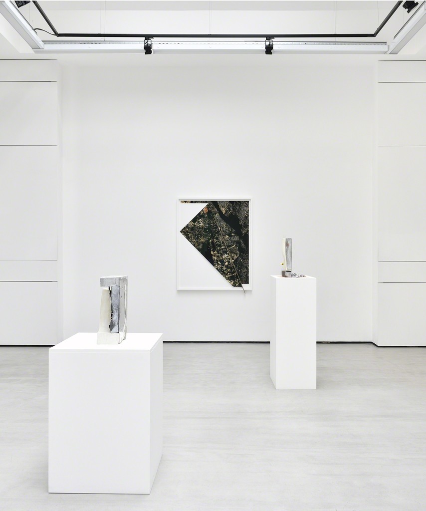 Exhibition view "g = 9,8 N.kg-1", group show with Dave HARDY, Keiji UEMATSU & Letha WILSON. © Photo: Rebecca Fanuele. Exhibition view "g = 9,8 N.kg-1", group show with Dave HARDY, Keiji UEMATSU & Letha WILSON. © Photo: Rebecca Fanuele.