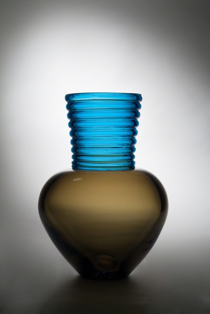 "Ad incalmo" vase, circa 1964.
Mario Pinzoni (1927-1993) for Seguso Vetri D'Arte, Murano (IT). "Ad incalmo" vase, circa 1964.
Mario Pinzoni (1927-1993) for Seguso Vetri D'Arte, Murano (IT).