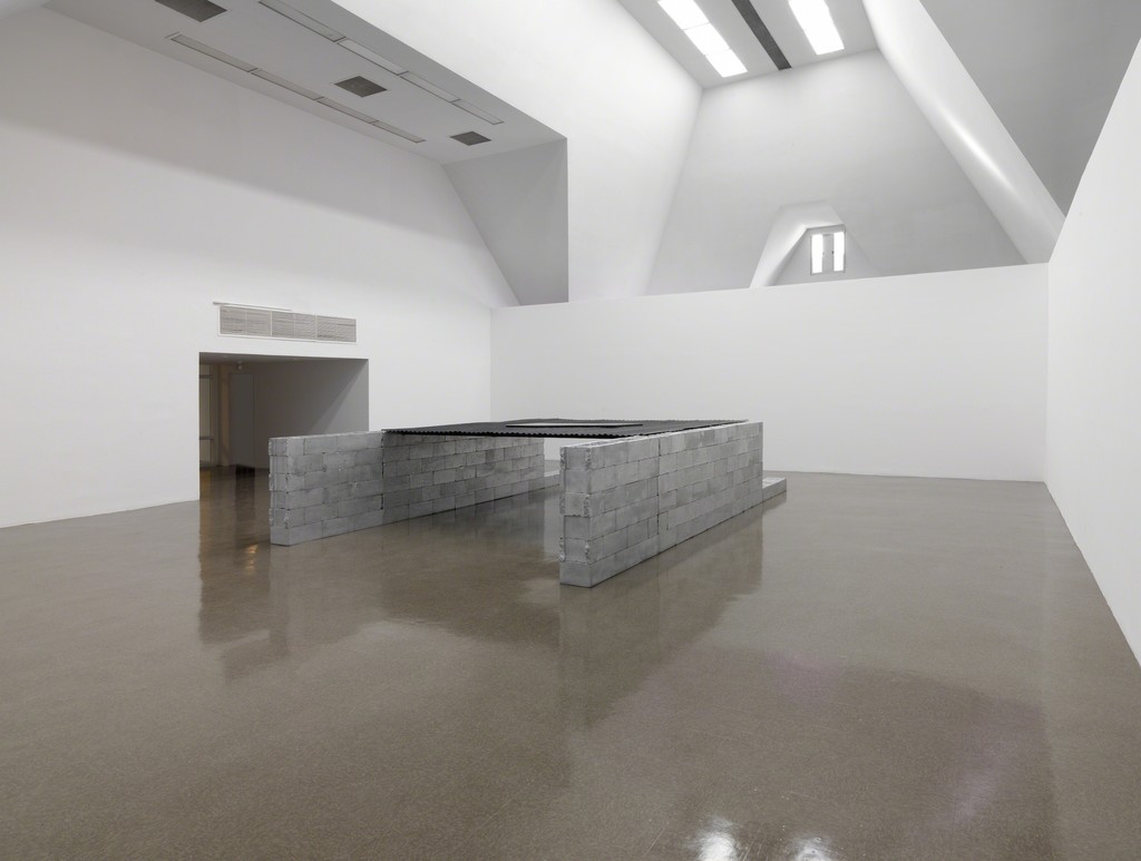 ROBERT GROSVENOR, UNTITLED, 1989-90. PHOTO BY TOM VAN EYNDE. ROBERT GROSVENOR, UNTITLED, 1989-90. PHOTO BY TOM VAN EYNDE.